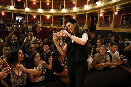 La bailarina y directora Tamara Rojo y una selfie con el público en la conferencia "Historias que inspiran"