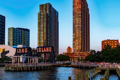 Long Island City fue destacada por la IA como la mejor zona de Nueva York para alojarse en las vacaciones de verano