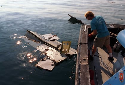Long Island, Nueva York: miembros de la Guardia Costera recuperan partes del avión en la mañana del 18 de julio de 1996. (Photo by John Paraskevas/Newsday RM via Getty Images)