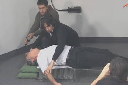 Longobardi, acostado sobre la cama que pincha, escucha a Tusam