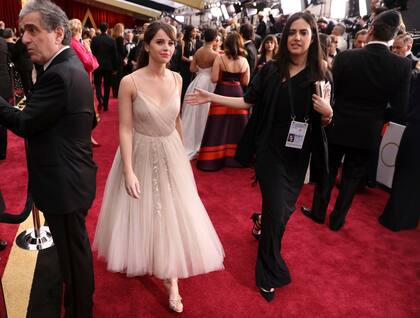 ¿Look aprobado o no? Felicity Jones llegando a la ceremonia