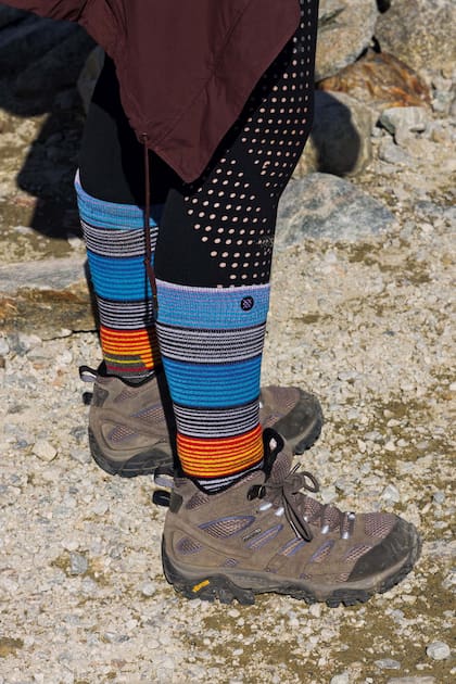 Look de caminante, con calzas, medias térmicas y zapatos de trekking.