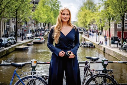 Lookeada con un conjunto de
top cache coeur y mangas largas
y palazzo de Max Mara que
accesorizó con clutch de Zara,
la princesa Amalia posó en el
Liesdelsluis, uno de los antiguos
puentes de piedra de Ámsterdam