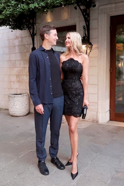 Lookeada por Carolina Herrera, Ivanka
Trump posa con su marido, Jared Kushner.