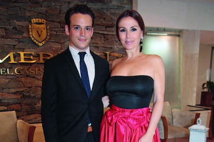 Lookeada por Javier Musetti, Viviana Saccone posa junto a Santiago García Rosa en el hall del Hotel Amerian Carlos V de Termas de Río Hondo. Hace unas semanas, el joven actor le declaró públicamente su amor en su cuenta de Instagram. “Te amo, Viviana”, escribió.