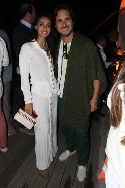 Lookeado con un poncho made in Uruguay, Diego Boneta y su novia, la actriz Renata Notni, continúan con sus vacaciones en el Este. La pareja visitó la galería de arte de la pintora mexicana Ana Segovia, amiga y excompañera del colegio del protagonista de Luis Miguel, la serie