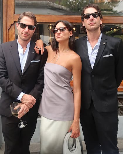 Lookeados con sus lentes de sol, Lourdes Gallo, Hugo y Sebastián Pels posan divertidos para la foto.