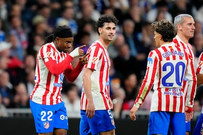 Lookman señala a Giuliano Simeone, que asistió al nigeriano en el primer gol de Atlético de Madrid