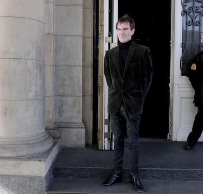 Lopérfido, en la puerta del Teatro Colón, la institución quedirigió desde joven en su mente antes que en los hechos