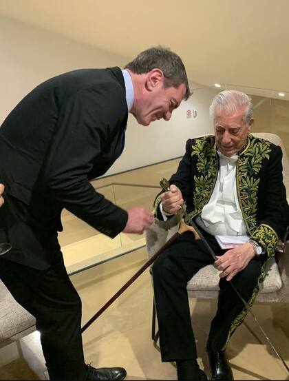 Lopérfido y Vargas Llosa, con espada, el día en que el Nobel de Literatura ingresó en la Academia Francesa