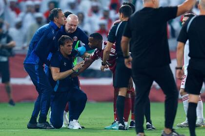 Lopetegui es asistido tras recibir el pelotazo en un despeje de uno de sus jugadores