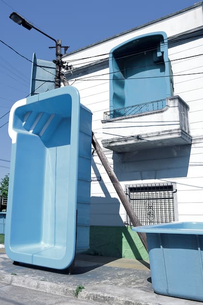 López dejó afuera del libro las dos colaboraciones que hizo para TWC con imágenes registradas en Avellaneda (una superposición de piletas de fibras de vidrio sobre una fachada) y en un supermercado de Moreno