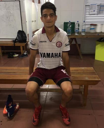 López en su llegada a Lanús, antes de irse a préstamo