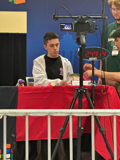 López logró un promedio final de 26.31 segundos y de esa manera superó a los competidores que actualmente poseen récord mundial dentro de esta categoría.