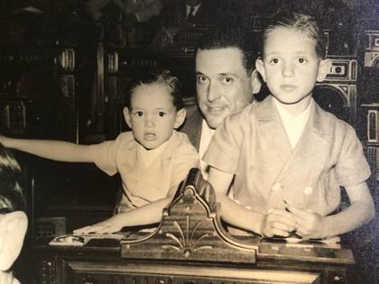 Lopez Murphy (derecha) el día en que su padre, Juan José López Aguirre, recibió su banca como diputado nacional por la UCR