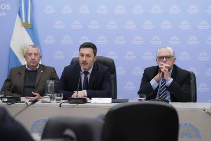 López Murphy junto al ministro Luis Petri y Julio Cobos en la comisión de Defensa