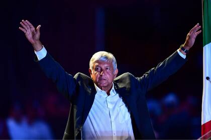 López Obrador, ayer, sobre el escenario