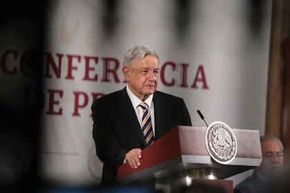 López Obrador, presidente de México, llamó primero a seguir abrazándose pero luego recomendó la reclusión voluntaria