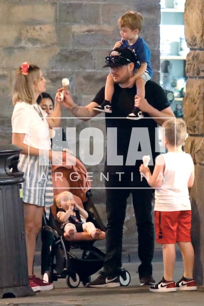 El 11, al caer la tarde, salieron a caminar y probaron un clásico gelato.