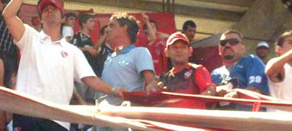 Loquillo (de blanco) y Bebote (de celeste), en la tribuna de Independiente en 2011, cuando aún eran amigos.