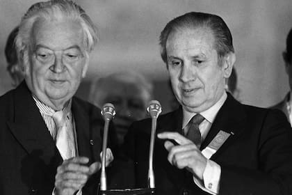 Lord Killanin entrega la presidencia del Comité Olímpico Internacional al español Juan Antonio Samaranch durante Moscú 1980; el irlandés intentó acercar las posiciones del presidente estadounidense Jimmy Carter y el jefe de estado soviético Leonid Brézhnev, pero fracasó.
