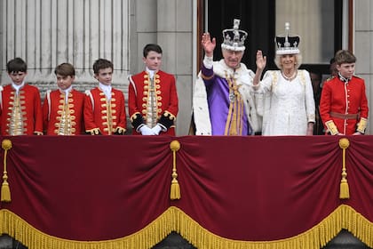 Lord Oliver Cholmondley, el príncipe George, Nicholas Barclay y Ralph Tollemache con Sus Majestades y Freddy Parker-Bowles, nieto de Camilla.
