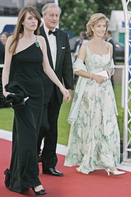 Lord y lady Brabourne con su hija Alexandra al llegar a una comida de gala en el Royal Windsor Horse, en mayo de 2006.