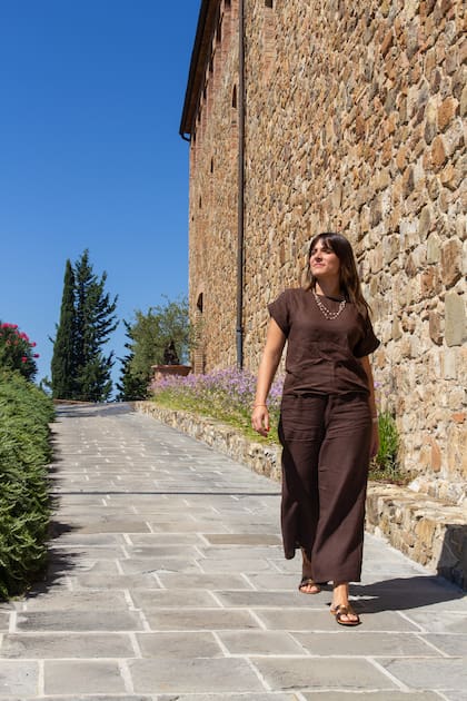 Lorella Carresi, directora de comunicación de la bodega, de paseo por el castillo