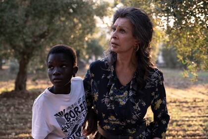 Ibrahima Gueye y Loren en una escena de La vida ante sí