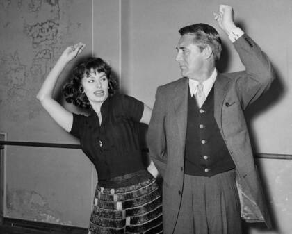 Loren le enseña a su amigo Cary Grant a bailar en flamenco durante una pausa del rodaje de Orgullo y pasión (1957)