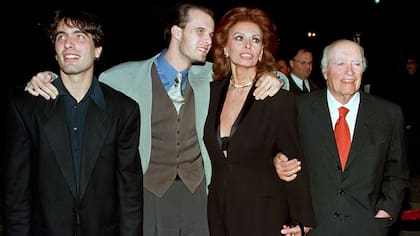 Loren y Ponti junto a sus dos hijos, Carlo y Eduardo
