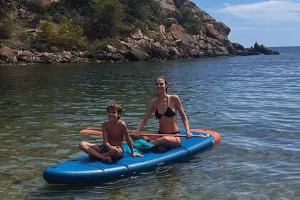 Lorena Ceriscioli rema junto a su hijo Gennaro (9). La foto la tomó su pareja, el arquitecto Juan Pablo Ramognino