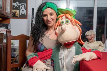 Lorena Gontero y Lalo. Ella, además de ventrílocua, es titiritera y maestra jardinera