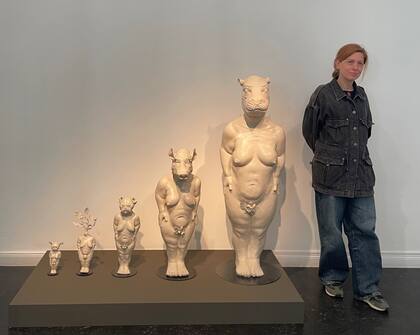 Lorena Guzmán con algunas de sus esculturas exhibidas en Vasari