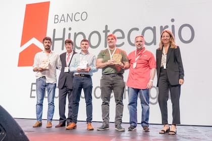 Lorena Llaberia, gerente de Banca Minorista e Ignacio Uranga, gerente de Banca Mayorista, entregaron en la categoría Banca Empresas el búho de bronce a La Casa del audio, premio recibido por Luis Brieva; el de plata a Foschia, que fue recibido por Santiago Devoto en representación de Carlos Foschia (al frente de la firma de sanitarios); mientras que Adrián y Diego Cammuso, se llevaron el Búho de oro para El Cañadón.