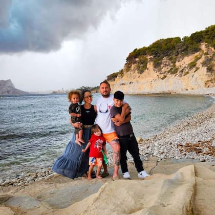 Lorena “Lola” Díaz, su esposo David Gudmundsson y sus hijos.