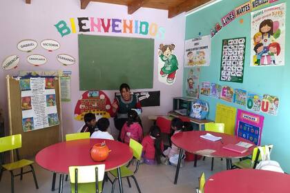 Lorena se encarga de los alumnos de jardín, primero y segundo año. La escuela cuenta con una docente más y la directora, que tiene un grado a cargo