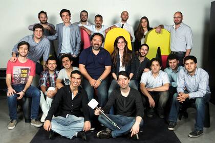 Lorena Suárez de Wayra Argentina, y Mariano Amartino de Wayra Latinoamérica, junto a los integrantes de las seis start-ups seleccionadas