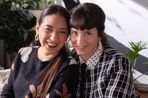 Lorena Vega junto a Griselda Siciliani, la protagonista de Envidiosa, la serie que está primera entre las producciones más vistas de la plataforma en la Argentina
