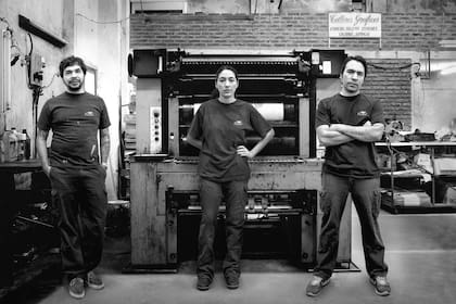 Lorena Vega y sus hermanos cuentan la historia familiar y el rol de la imprenta de su padre como legado