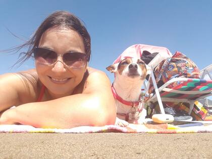 Lorena y Olivia disfrutando en la playa. "Lorena es especial con los animales. Los quiere mucho y fue ella la que me insistió para que adoptara porque Valentina le tenía mucho miedo a los perros. Y tenía razón. Ahora los ama". 