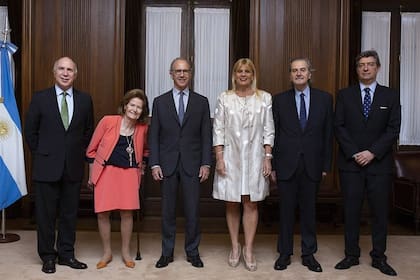 Los miembros de la Corte, que evitaron hasta ahora pronunciarse sobre la polémica por el traslado de los jueces, en una foto tras un encuentro con la ministra de Justicia, Marcela Losardo