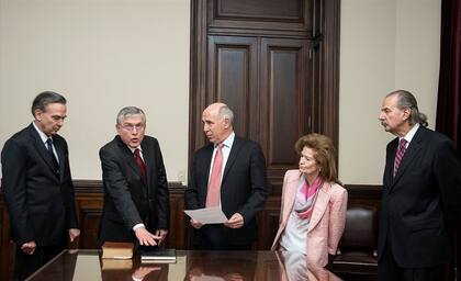 Lorenzetti le toma juramento a Pais al mediodía; Freiler ya había sido suspendido