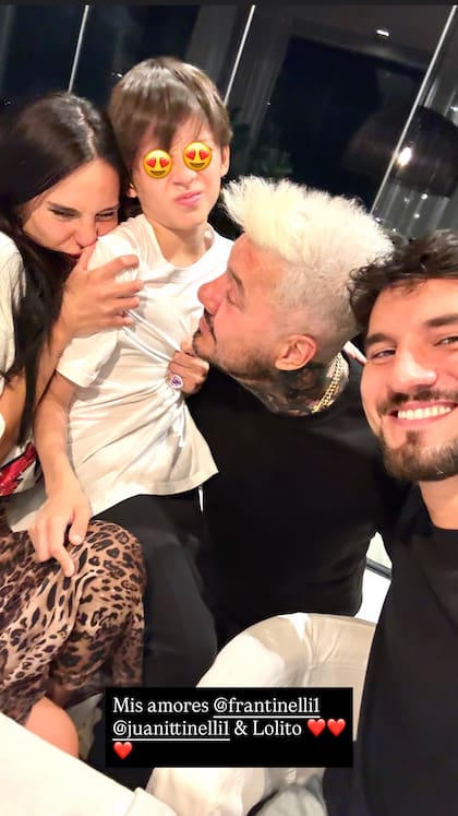 Lorenzo, el hijo del conductor con Guillermina Valdés, también fue parte de la velada. Por primera vez, Tinelli no viajó a Uruguay para pasar las fiestas luego de la venta de su histórica finca marítima en el Este, en la exclusiva zona de La Boyita, donde la familia solía pasar los veranos