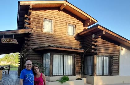 Lorenzo junto a su cabaña y su amor, en las sierras cordobesas.