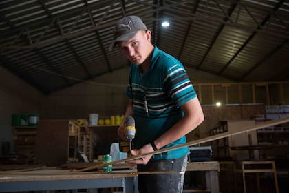 Lorenzo Logan trabaja la madera y viene de otro sector de la colonia.