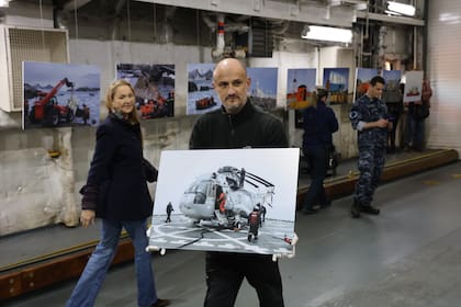 Lorenzo Poli con una de sus fotografías exhibidas en la muestra
