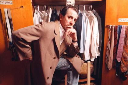 Lorenzo Quinteros, con el impermeable que le regaló Eliseo Subiela, quien lo dirigió en Hombre mirando al sudeste