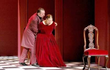 Lorenzo Quinteros y Catalina Speroni, en una escena de la obra La malasangre (2005), de Griselda Gambaro