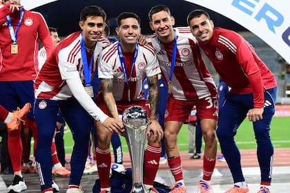 Lorenzo Scipioni, Francisco Ortega y Santiago Hezze (de izquierda a derecha) los primeros campeones argentinos en 2026, tras ganar la Supercopa de Grecia